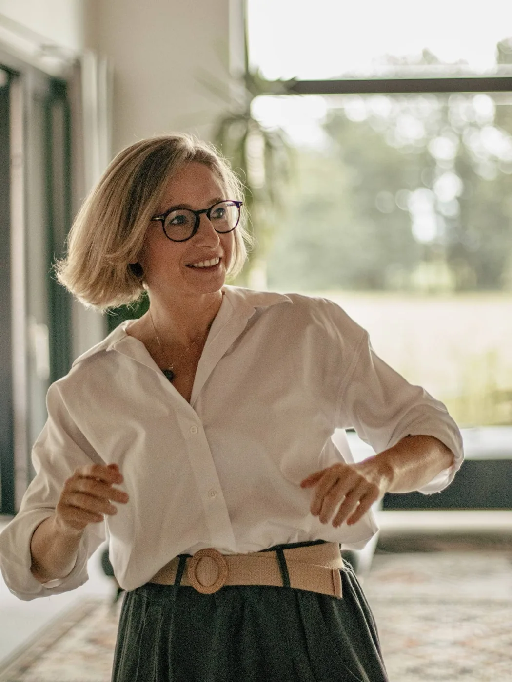 Izabela Kazimierska podczas pracy z grupą na sali szkoleniowej