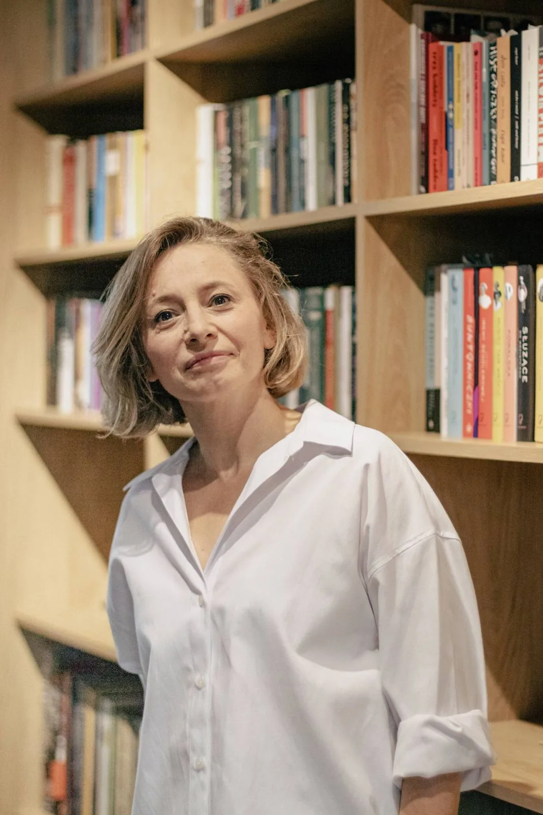 Izabela Kazimierska na tle biblioteki
