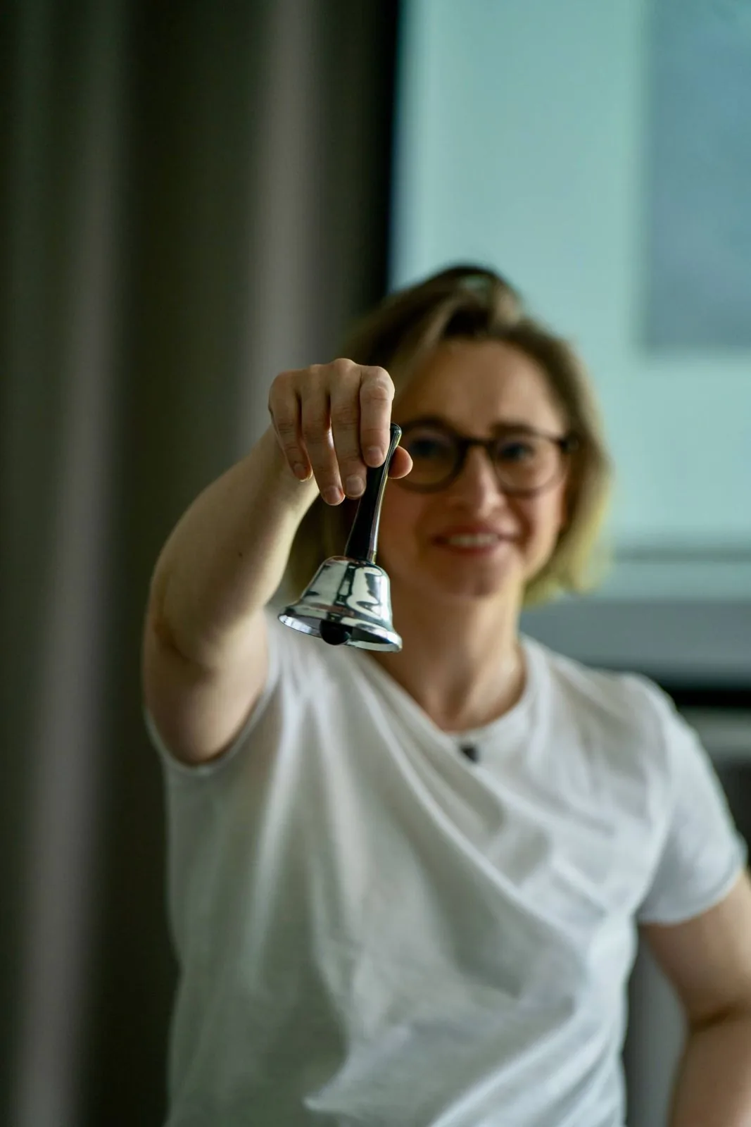 Izabela Kazimierska trzyma dzwonek: symbol pogotowia trenerskiego