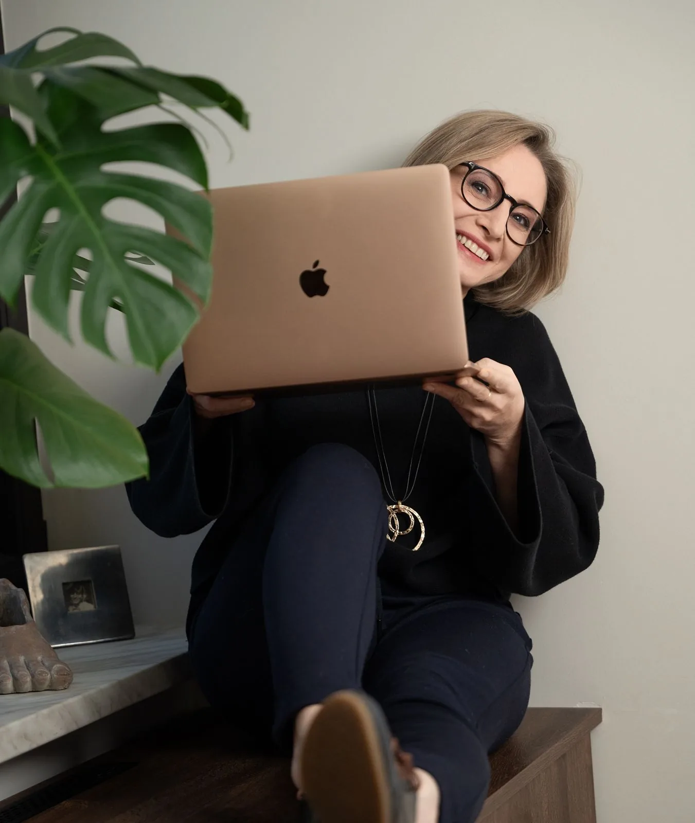 Izabela Kazimierska z laptopem, gotowa do rozmowy online