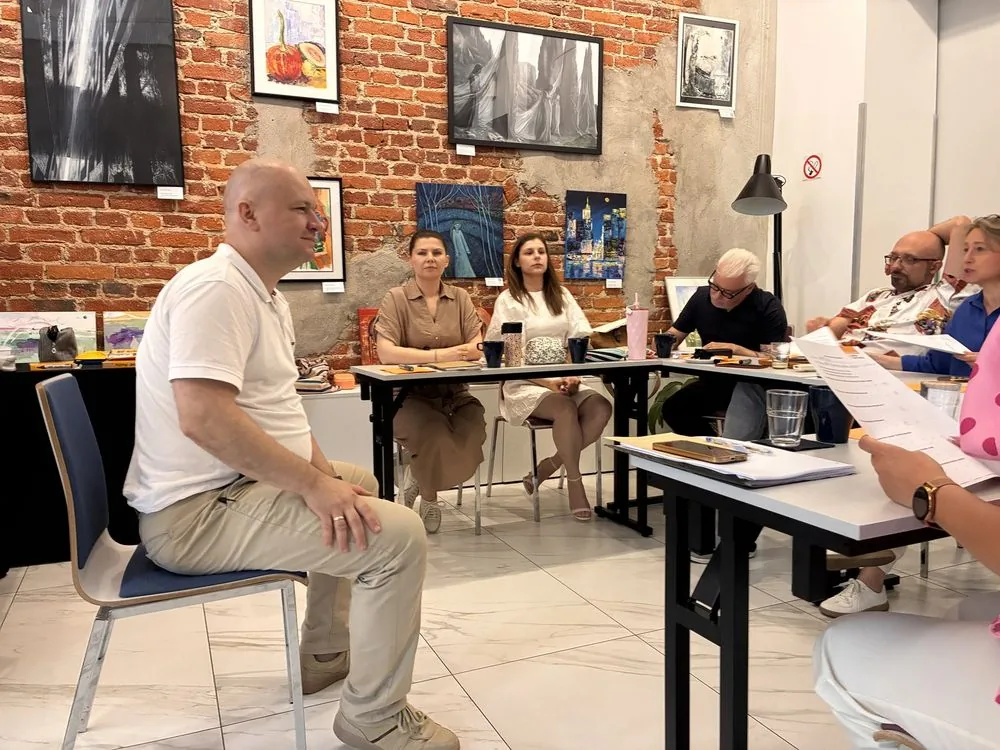 Uczestnik Skills Practice prowadzi fragment szkolenia dla grupy