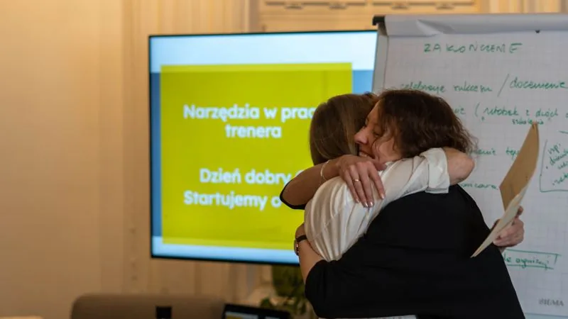 Uścisk po wręczeniu certyfikatu