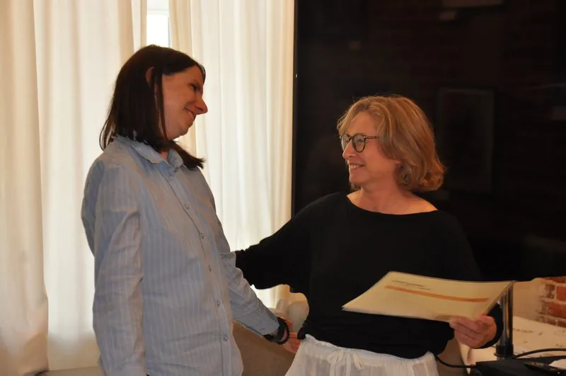 Izabela Kazimierska gratuluje absolwentce Szkoły Trenerów